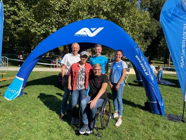 Die AUVA hatte eine Signiermöglichkeit mit Ski-Ass Nicole Schmidhofer (2.v.l.) ermöglicht. | Foto: Foto Jörgler