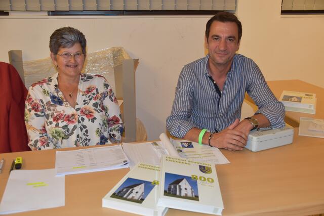 Renate Moricz und Christian Stubits vom Redaktionsteam verkauften die Chroniken. | Foto: Michael Strini