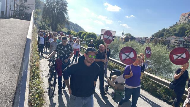 Am Freitag, den 24. September fand auf der Alten Brücke zwischen Ach und Burghausen eine Demo gegen die Einbahnregegelung statt. | Foto: Haindl