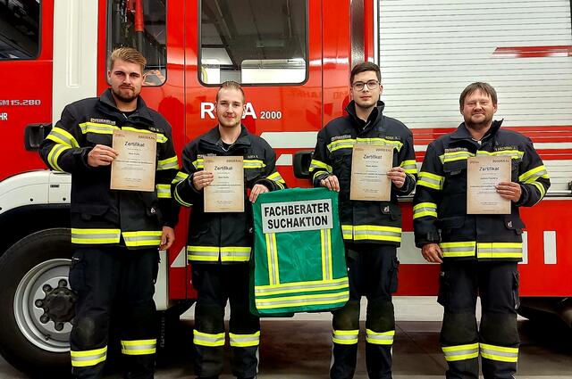 Die neuen "Fachberater für Suchaktionen" sind Mike Kurta, Marc Kurta, René Aicher und Jochen Fasching (von links). | Foto: Feuerwehr Mogersdorf-Ort 