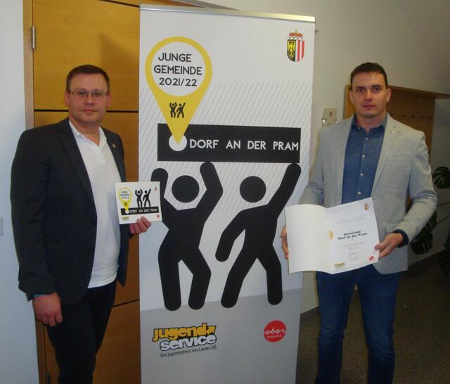 Bürgermeister Thomas Ahörndl und Jugendausschuss-Obmann Michael Schönleitner nahmen das Qualitätszertifikat "Junge Gemeinde 2021/22" im November 2020 entgegen. | Foto: Gemeinde Dorf an der Pram