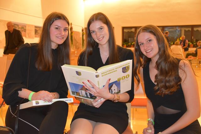 Lena, Anna und Eva Krutzler schmökern in der Chronik. | Foto: Michael Strini