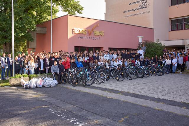 Statt fruchtlos zu streiken, machten die Schüler von BORG und HAS bei der Flurreinigung mit und radelten zur Schule. | Foto: BORG/HAS Jennersdorf