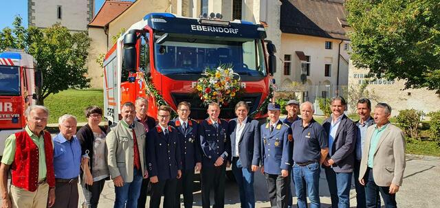 Die Freiwillige Feuerwehr Eberndorf mit Kommandant Klaus Koraschnigg und Kommandant-Stellvertreter freut sich über die offizielle Segnung ihres TLF 4000 – viele Ehrengäste gratulierten der Kameradschaft und feierten mit. | Foto: FF Eberndorf