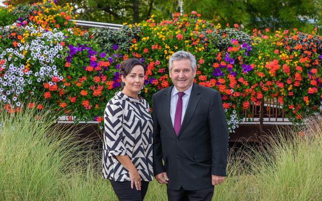 Lannachs Bürgermeister Josef Niggas beglückwünschte Michaela Edelmann-Plank zur Bestellung als Schulleiterin der Volksschule Lannach.  | Foto: MG Lannach