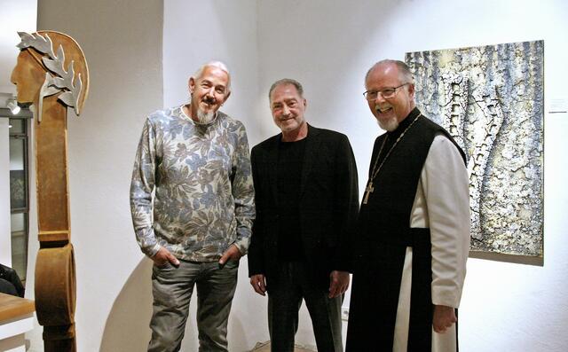 Abt German Erd freut sich über die tiefgründige Kunst, die Bernhard Witsch und Stefan Rosentreter in der Galerie im Stift Stams derzeit präsentieren.