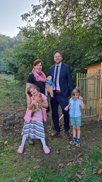 Irmi und Stefan Grauwald mit den drei Kindern und ihren Hühnern. | Foto: Grauwald