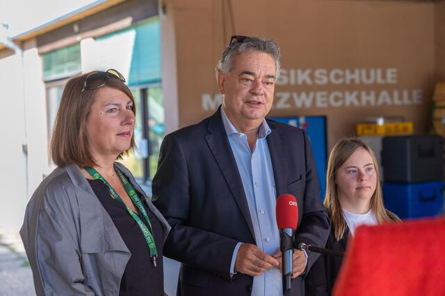Sabine Jungwirth gab ihre Stimme in Graz ab und wurde von ihrem Lebensgefährten Werner Kogler begleitet. | Foto: Christof Hütter