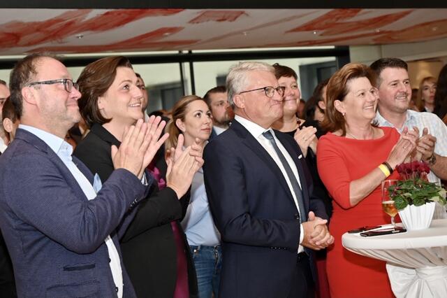 Jubel bei der Linzer SPÖ bei der Bekanntgabe der ersten Zahlen zur Bürgermeisterwahl. | Foto: BRS