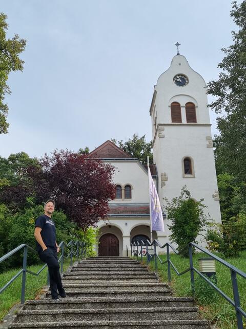Pfarrer Stefan Grauwald vor der Evangelischen Kirche in Weppersdorf. | Foto: Ingrid Ruf