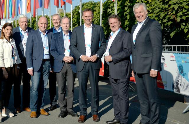 Euroskills Delegation von rechts nach links: LR Martin Eichtinger, WKNÖ Präsident Wolfgang Ecker, LR Jochen Danninger, die beiden WKNÖ Vizepräs. Erich Moser und Christian Moser, AKNÖ Präs. Markus Wieser, Bildungsdirektor Johann Heuras, WKNÖ Vizepräs. Nina Stift