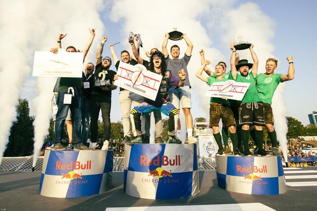 Tolles Ergebnis für das Team "Spaceburgers" aus Kremsmünster! | Foto: Red Bull Flugtag 2021 