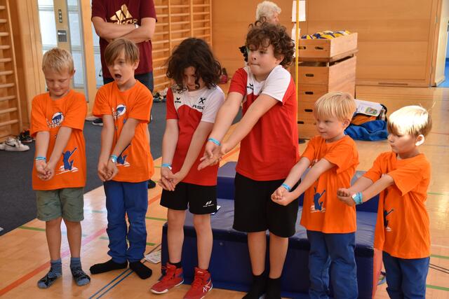 Einmal baggern bitte: Bei der Volleyball-Station konnte der Nachwuchs sein Können am Ball unter Beweis stellen. | Foto: Lair
