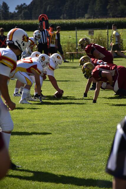 Auch am Programm stand ein Spiel zwischen den Telfs Patriots und den St. Pölten Invaders. Die Kleineren konnten mit dem Football üben. | Foto: Lair