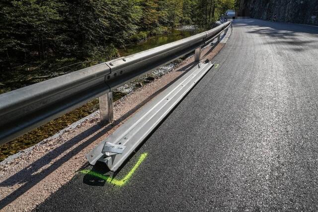 Einsatz für die Feuerwehr: Das Fahrzeug einer 90-jährigen Lenkerin prallte in Lunz gegen eine Leitschiene und landete auf dem Dach. | Foto: BFKDO Scheibbs/Thomas Wagner