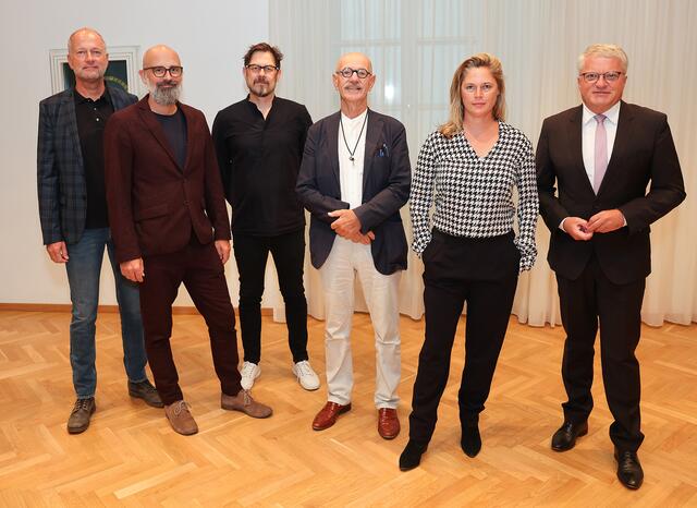 Von links: Gunter Amesberge (Direktor Planung, Technik und Umwelt), Markus Kaplan, Peter Zoderer, Albert Wimmer, Anne Kaestle und Bürgermeister Klaus Luger. | Foto: Stadt Linz