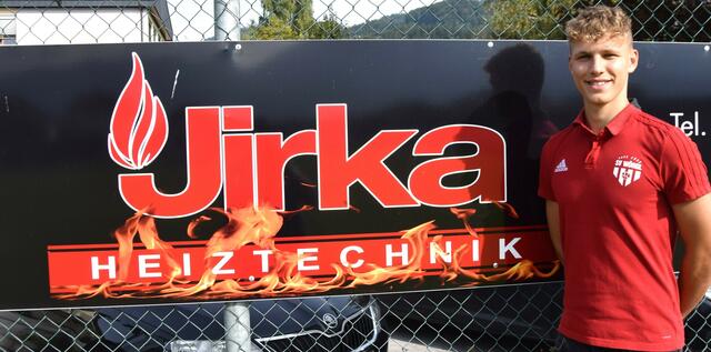 Julian Jirka hält derzeit dem "Rot" im Logo seines elterlichen Betriebes und dem "Vereins-Rot" des SV Wörgl die Treue. | Foto: Schwaighofer