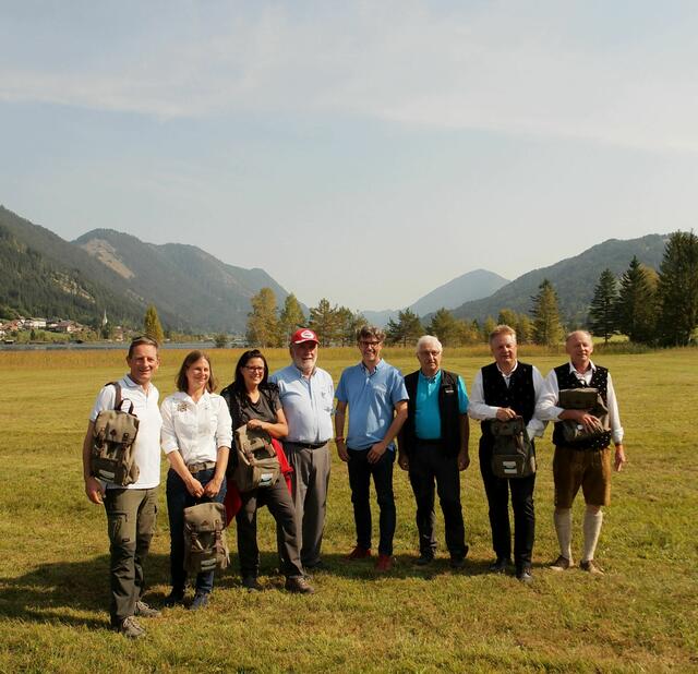 Christian Benger, Karoline Turnschek, Sara Schaar, Johann Weichsler, Robert Heuberger, Franz Schier, Leopold Astner und Hans Jörg Kerschbaumer unternahmen eine Wanderung am Weißensee  | Foto: Naturpark Weißensee