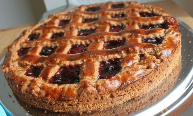 Die Linzer Torte ist ein beliebtester Klassiker und kann einfach nachgebacken werden.  | Foto: Julia Prandstätter
