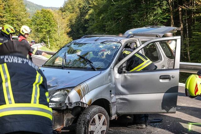 Einsatz für die Feuerwehr: Das Fahrzeug einer 90-jährigen Lenkerin prallte in Lunz gegen eine Leitschiene und landete auf dem Dach. | Foto: BFKDO Scheibbs/Thomas Wagner