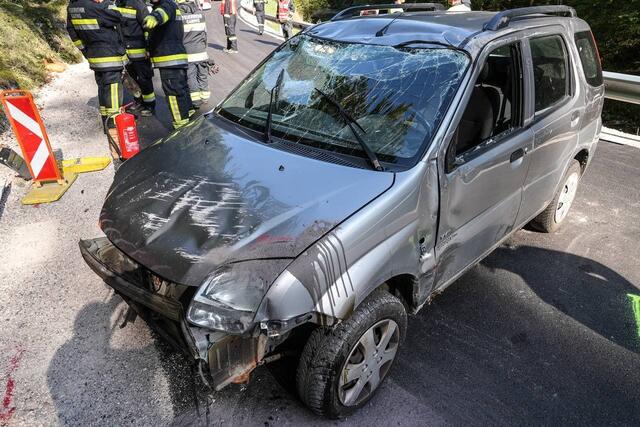 Einsatz für die Feuerwehr: Das Fahrzeug einer 90-jährigen Lenkerin prallte in Lunz gegen eine Leitschiene und landete auf dem Dach. | Foto: BFKDO Scheibbs/Thomas Wagner