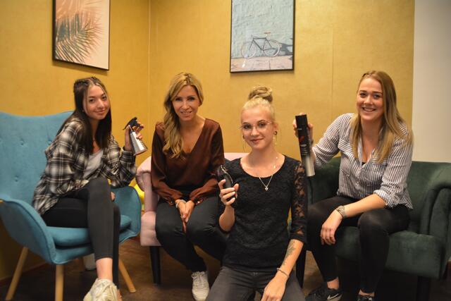 "Hairrichtn": Elisabeth Bayerl (2.v.l.) mit ihren Lehrlingen Tamara Scheuchelbauer, Karina Müllner und Simone Kogler in Wieselburg.
