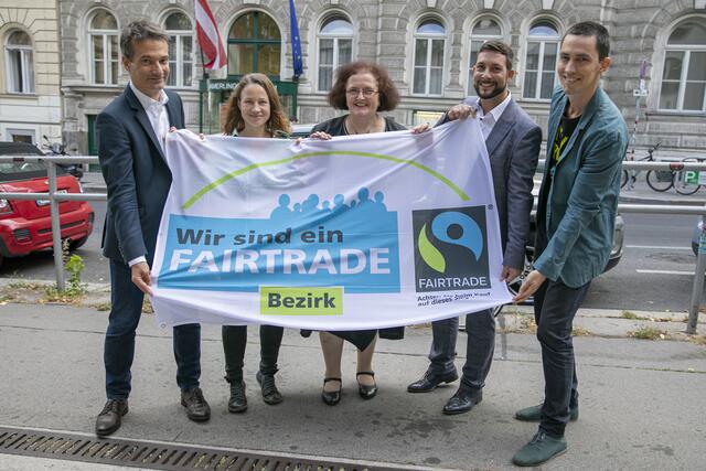 Maria Sofaly (2.links) schaffte es den 6.Bezirk zum Fairtrade Bezirk zu machen.  | Foto: BV6