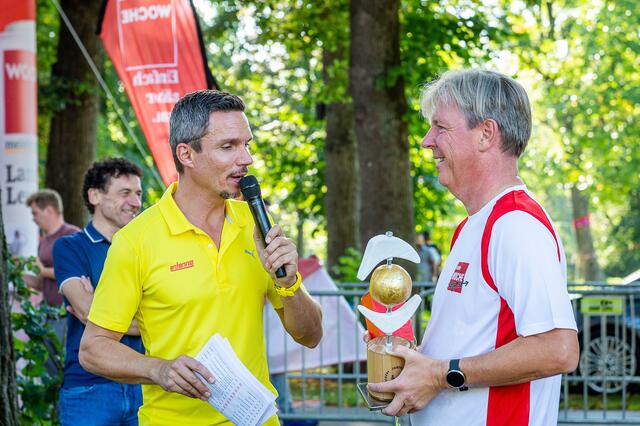 Bereit für die Siegerehrung: Moderator Markus Zechner und WOCHE Steiermark Chefredakteur Roland Reischl. | Foto: Foto Jörgler