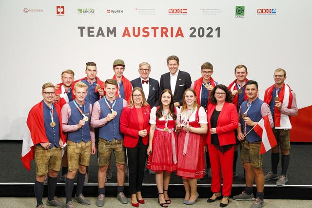 Die WK-Präsidenten Josef Herk und Harald Mahrer, sowie Wirtschaftsministerin Margarete Schramböck und Sektionschefin Doris Wagner gemeinsam mit allen österreichischen Gold-Gewinnern | Foto: WKÖ/SkillsAustria/Florian Wieser