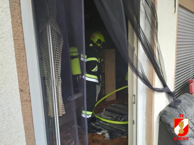 Mit Atemschutzgeräten wurde ein erfolgreicher Innenangriff im Wohnzimmer durchgeführt. | Foto: FF Krems