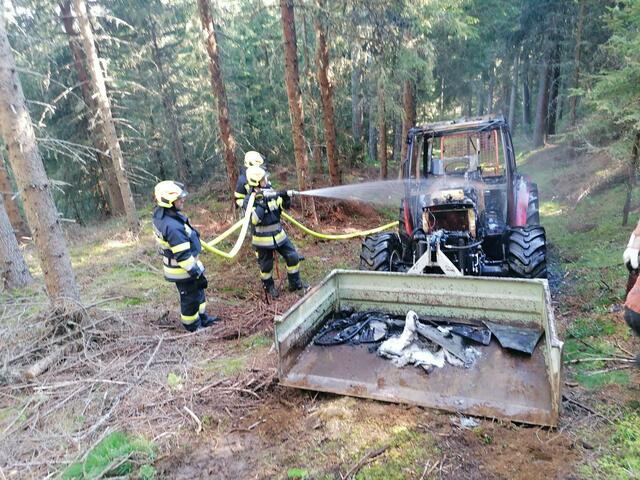 Ein Traktor hat am Traunigl, Ortsgebiet Freiberg, stand in Flammen.  | Foto: FF Ranten