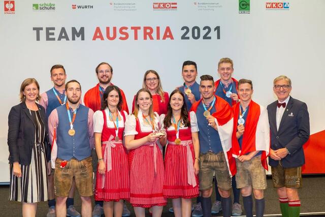 Unsere Helden: Christoph Greiner (vorne, 3.v.r.), Tobias Tropper (hinten, 2.v.l.), Christina Strauß (vorne, 4.v.r.) und Florian Franz Scheucher (vorne, 2.v.l.).  | Foto: WK