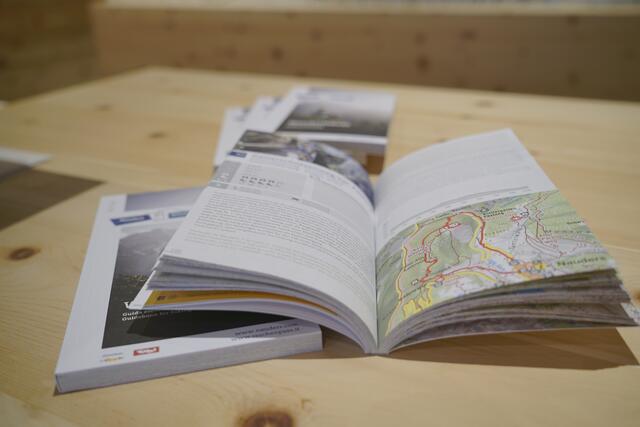 Das neue Wander-Booklet ist ein umfassender, Wanderratgeber speziell für Grenzwanderungen rund um den Reschenpass. | Foto:  TVB Tiroler Oberland – Erlebnisraum Nauders – Katharina Monz