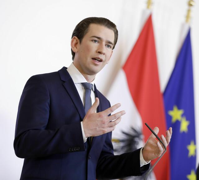 Die ÖVP kann in Oberösterreich nur leicht gegenüber 2015 dazugewinnen und erreicht 37,61 %.  Dennoch gratulierte Bundeskanzler Sebastian Kurz (ÖVP) dem amtierenden Landeshauptmann Thomas Stelzer (ÖVP). | Foto: Andy Wenzel/BKA