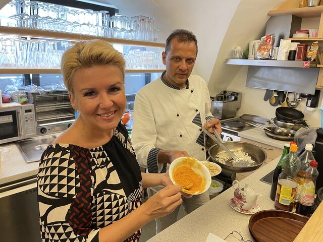 SR Sandra Wassermann und Rakesh Sood im "Treff zum Inder" in der Herrengasse.  | Foto: Privat