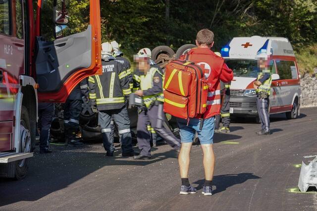Einsatz für die Feuerwehr: Das Fahrzeug einer 90-jährigen Lenkerin prallte in Lunz gegen eine Leitschiene und landete auf dem Dach. | Foto: BFKDO Scheibbs/Thomas Wagner