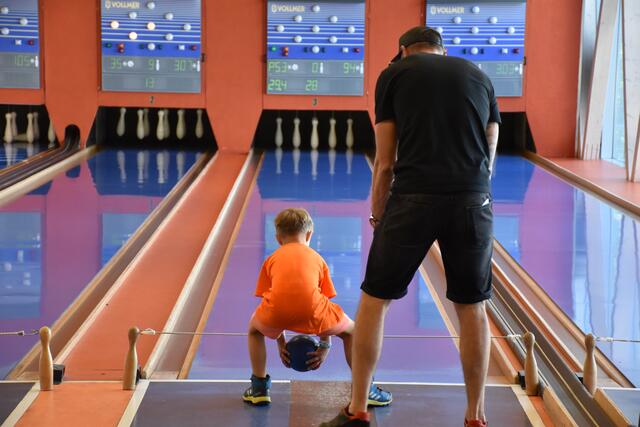 Beim Kegeln war vor allem Technik und Präzision gefragt.  | Foto: Lair