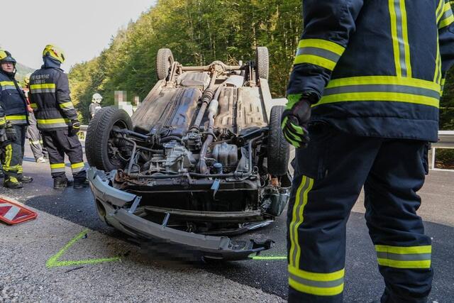 Einsatz für die Feuerwehr: Das Fahrzeug einer 90-jährigen Lenkerin prallte in Lunz gegen eine Leitschiene und landete auf dem Dach. | Foto: BFKDO Scheibbs/Thomas Wagner
