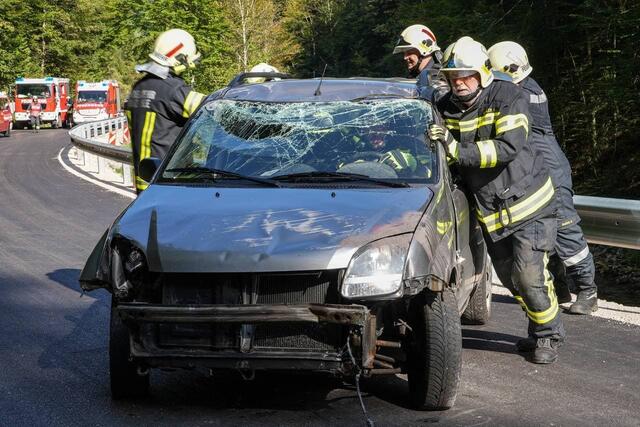 Einsatz für die Feuerwehr: Das Fahrzeug einer 90-jährigen Lenkerin prallte in Lunz gegen eine Leitschiene und landete auf dem Dach. | Foto: BFKDO Scheibbs/Thomas Wagner