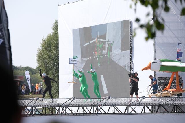 Mit einer originellen Performance zu Fürstenfelds heimlicher Hymne "I wül wieder ham" trumpften die Green Ice Flyers in Wien auf. | Foto: Green Ice Flyers