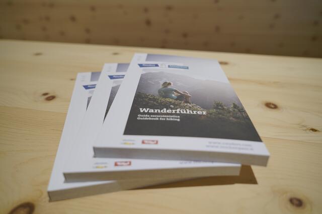 Der neue Wanderführer ist in den umliegenden Tourismusbüros und diversen Unterkünften um 9 Euro erhältlich. | Foto:  TVB Tiroler Oberland – Erlebnisraum Nauders – Katharina Monz