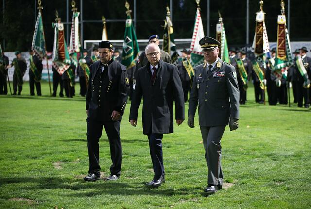 Bgm. Franz Silly in Bergmannstracht, Landesrat Johann Seitinger und Militärkommandant Brigadier Heinz Zöllner bei der Angelobungsfeier in St. Martin im Sulmtal. | Foto: Bundesheer Events, Grebien