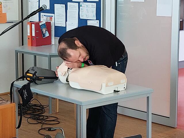 Jakob Fischer vom Roten Kreuz zeigt richtige Notfallmaßnahmen | Foto: BBS