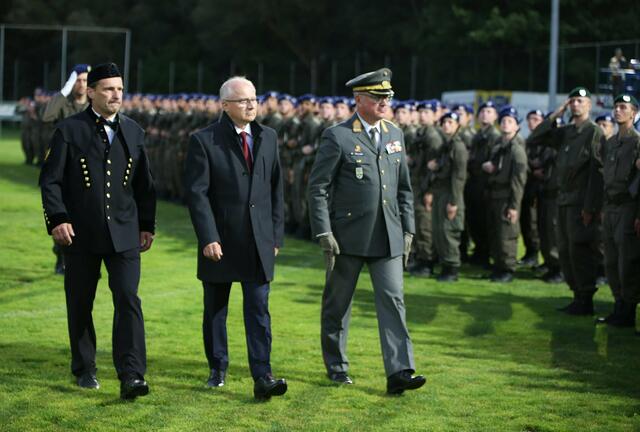 Bgm. Franz Silly in Bergmannstracht, Landesrat Johann Seitinger und Militärkommandant Brigadier Heinz Zöllner beim Abschreiten der Rekruten. | Foto: Bundesheer Events, Grebien