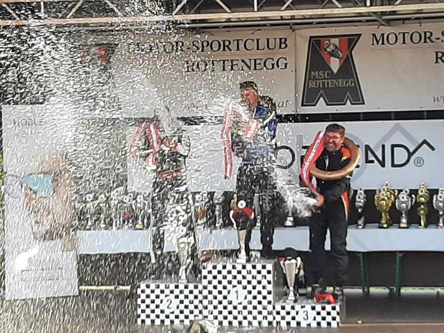 Bei der Siegerehrung. | Foto: Bocek