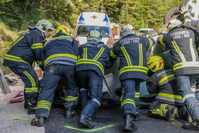 Einsatz für die Feuerwehr: Das Fahrzeug einer 90-jährigen Lenkerin prallte in Lunz gegen eine Leitschiene und landete auf dem Dach. | Foto: BFKDO Scheibbs/Thomas Wagner