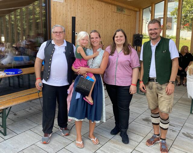 Glückliche Siegerin: Eveline König aus Blumauberg freute sich über den Verlosungs-Hauptpreis der von Bgm. Andrea Kohl, Vize-Bgm. Thomas Erhart und Organisationsreferent Hubert Soboth überreicht wurde. | Foto: Thomas Erhart 
