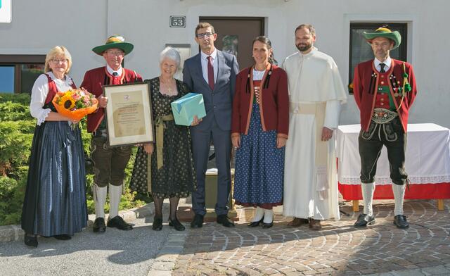 Anni und Josef Kofler, Ingrid Egg, BGM Johannes Piegger, BGM-Stvin. Birgit Knoflach, Pfarrprovisor Johannes Hohenwarter OPraem, Amtsleiter Andreas Kirchmair
  | Foto: Helmut Schuler