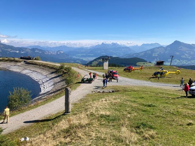Zwei Frauen wollten ihre drei Hunde aus dem Speichersee in Ellmau retten und stürzten dabei selbst ins Wasser.  | Foto: ZOOM.Tirol