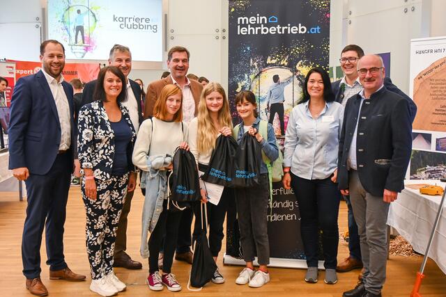 Obmann-Stellvertreter und Hauptorganisator Markus Felber (Mein Lehrbetrieb), Gemeinderätin Nadja Koger und Stadtrat Peter Engelbrechtsmüller (Stadt Waidhofen), Eisenstraße-Obmann Bürgermeister Werner Krammer, Obmann-Stellvertreterin Regina Günther und Schriftführer Richard Hanger (Mein Lehrbetrieb) sowie Eisenstraße-Vorstandsmitglied Bürgermeister Gerhard Lueger (v.l.) mit den Schülerinnen Elena, Patricia und Lorena. | Foto: eisenstraße.info